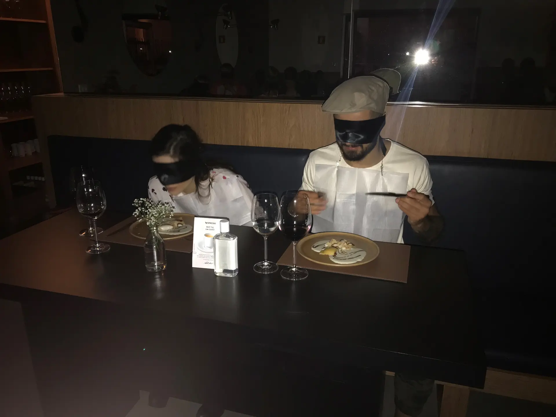 Jantar às cegas: saiba como é a experiência de comer e beber de olhos vendados