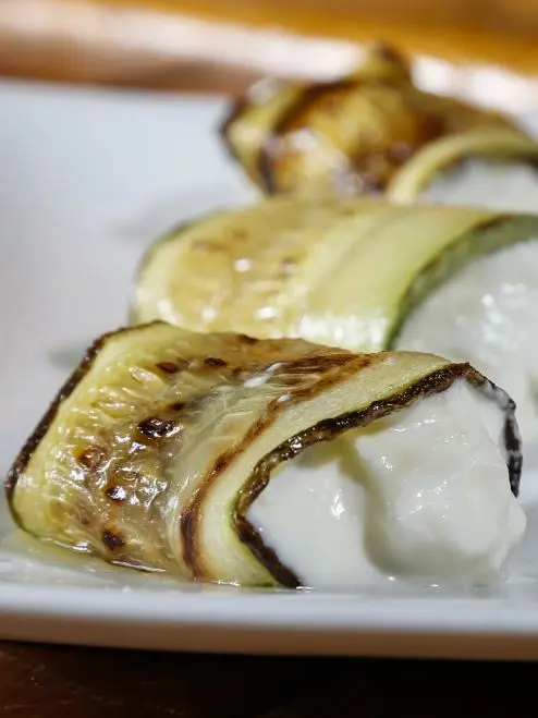 Como fazer involtini de abobrinha recheada com burrata
