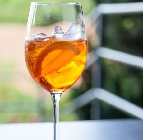 Sexta-feira com drinks: veja como fazer Aperol Spritz