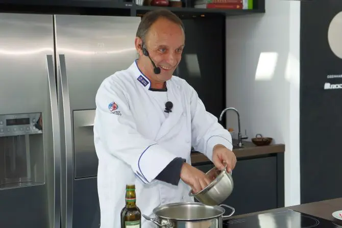 Bolinho de camarão é a especialidade de Miau Carraro