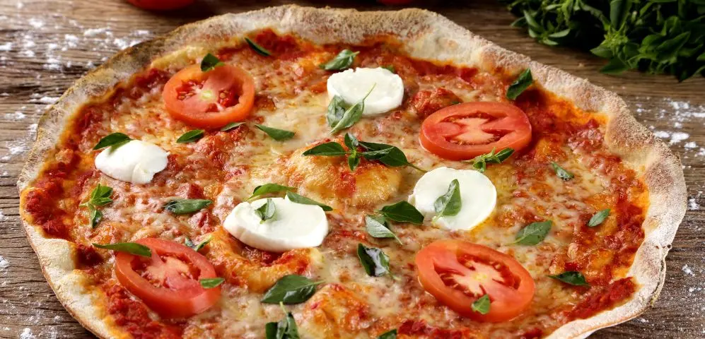 Tem molho de tomate chinês na pizza italiana