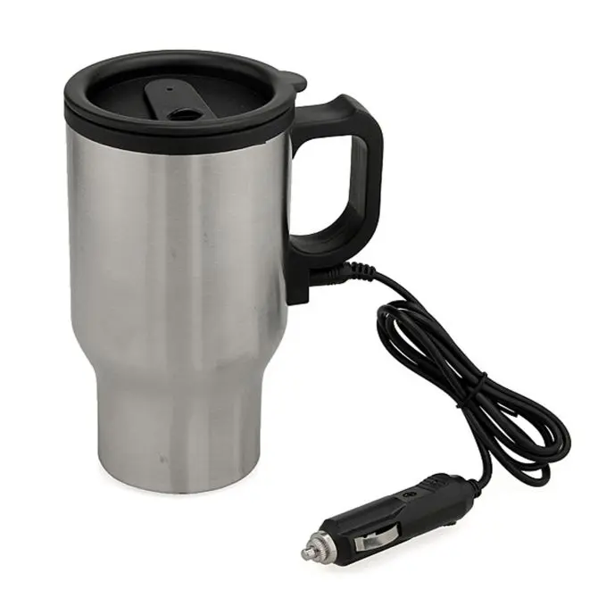 Caneca aquece a bebida plugada no acendedor do carro