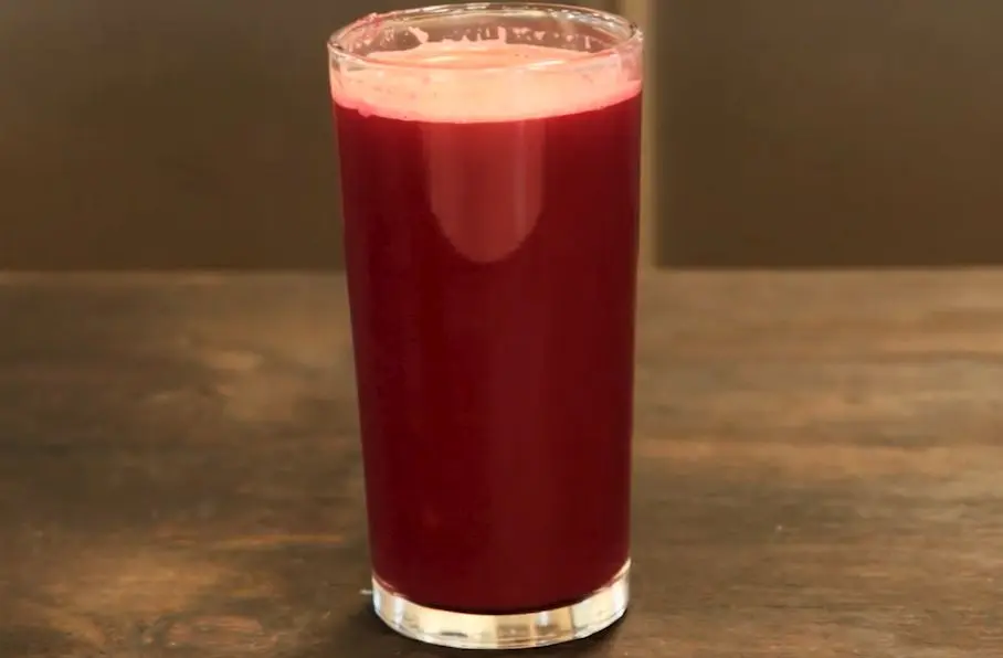 Aprenda a fazer o suco que turbina seu bronzeado