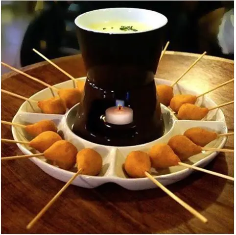 Esta ninguém imaginava: novidade deste inverno é o fondue de coxinha