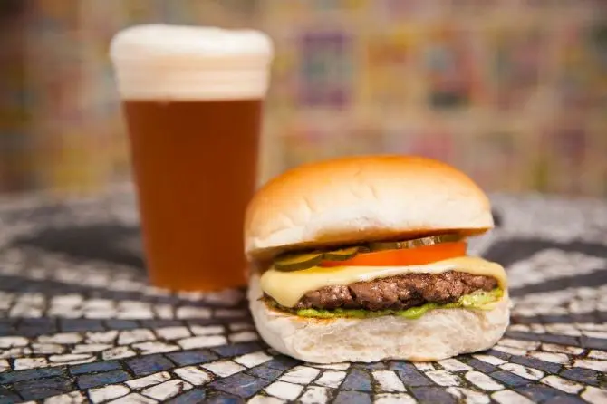 Chope a R$ 2,90 e lanches com desconto: bares têm promoções nessa quarta