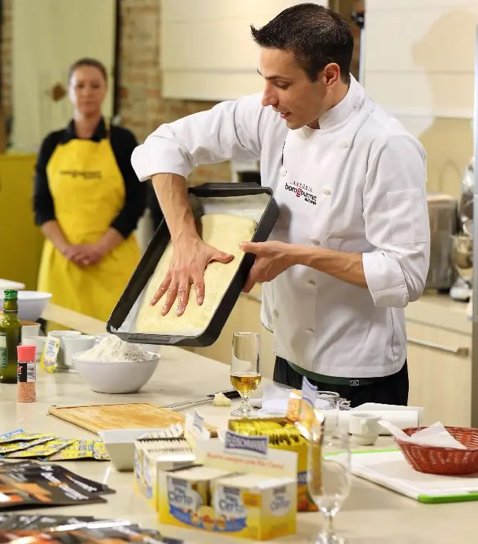 Chef ensina receitas exclusivas com fermento em aula-show promovida pela Fleischmann