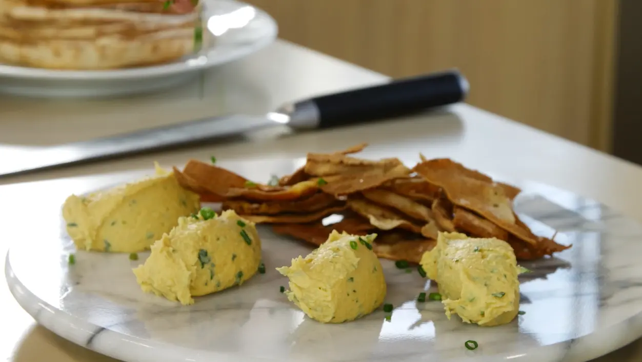 Receita de hommus com crostini de pão sírio