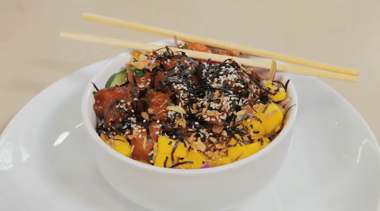 Vídeo ensina receita de poke de salmão
