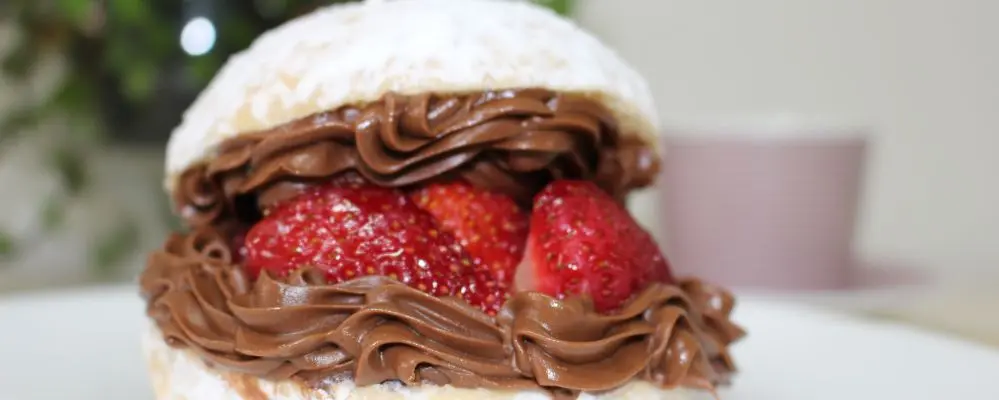 Padaria promove festival do morango com 20 sobremesas na promoção
