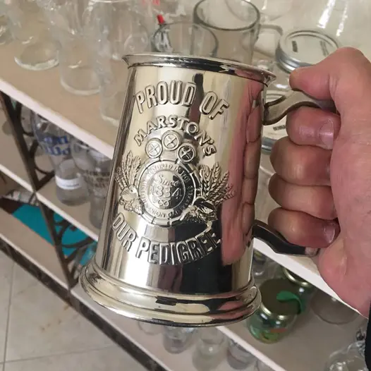 Premiado beer sommelier faz bazar da sua coleção de 200 taças de cervejas