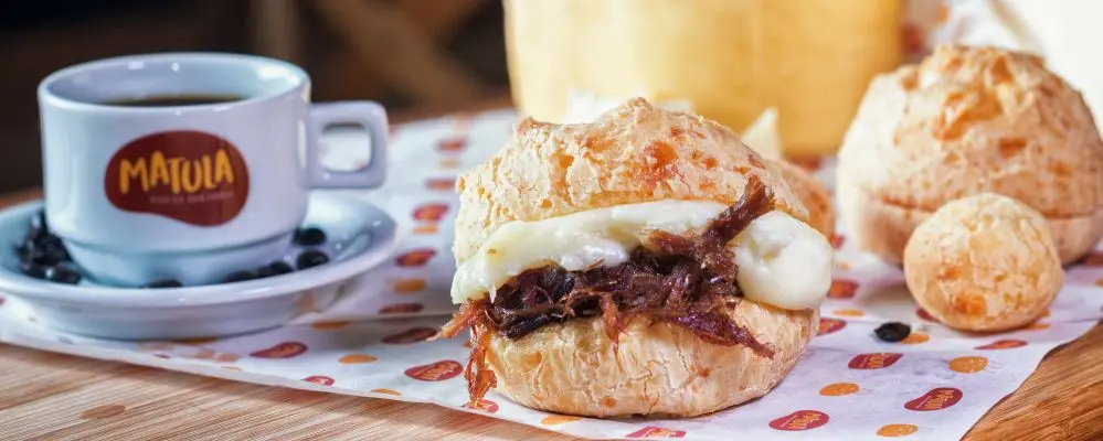 Pão de queijo vendido em MG volta às origens e ganha versões com queijo artesanal