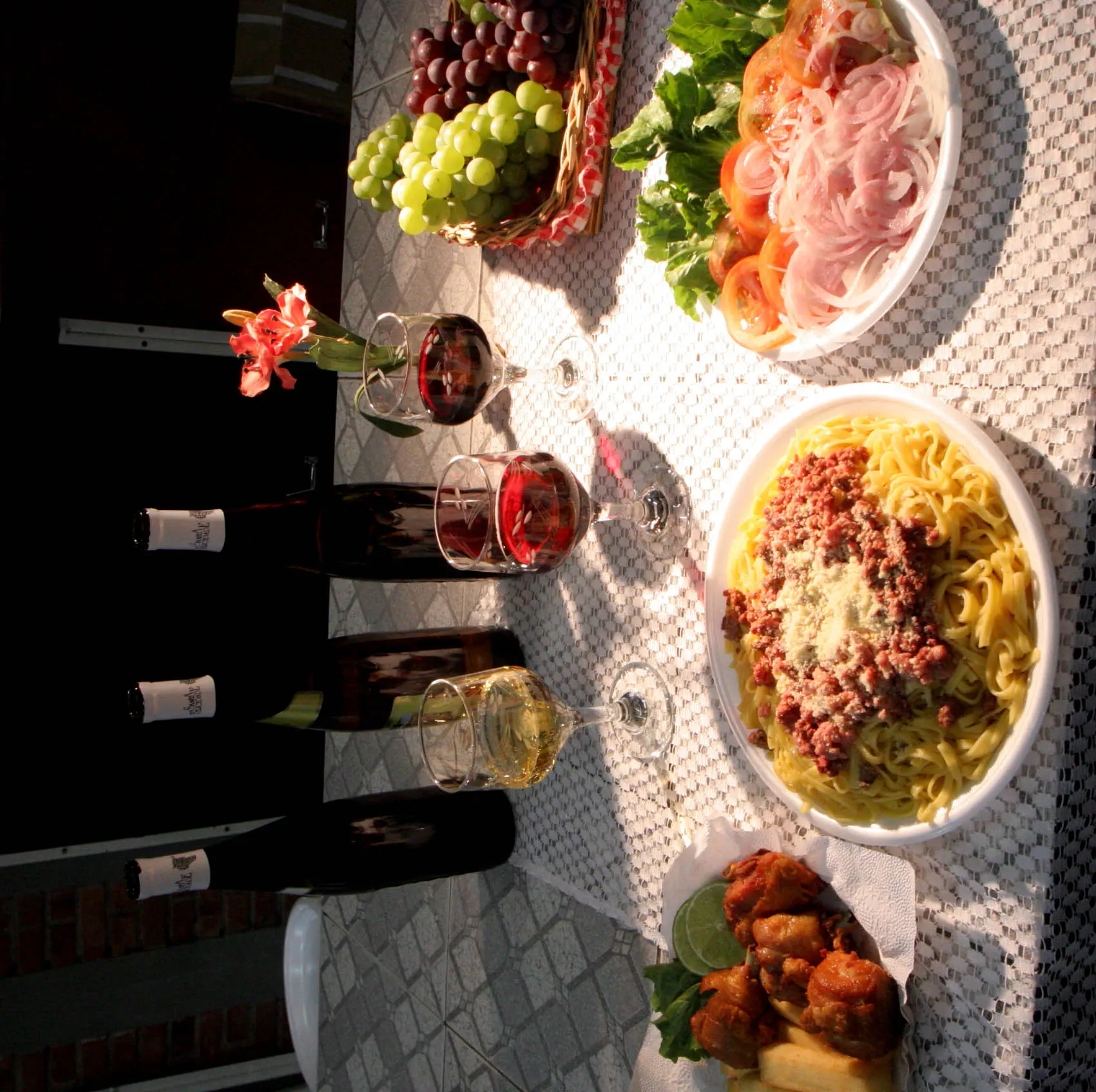 Fim de semana tem muito vinho, empanada e macarronada em Curitiba