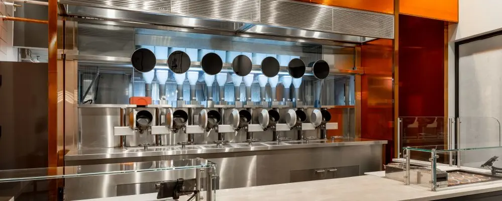 Restaurante nos EUA substitui cozinheiros por sete robôs