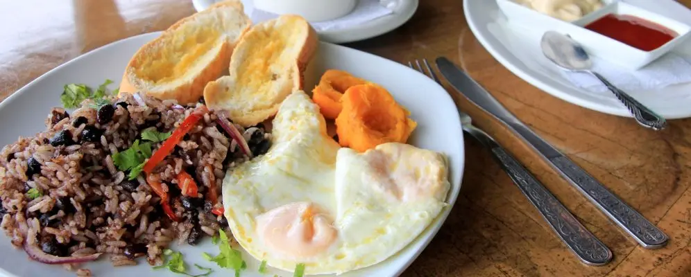Na Costa Rica também se come arroz e feijão… só que no café da manhã