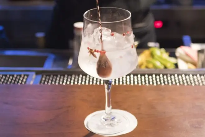 Clássica gim-tônica com pimenta rosa e anis estrelado é o melhor drink de Curitiba