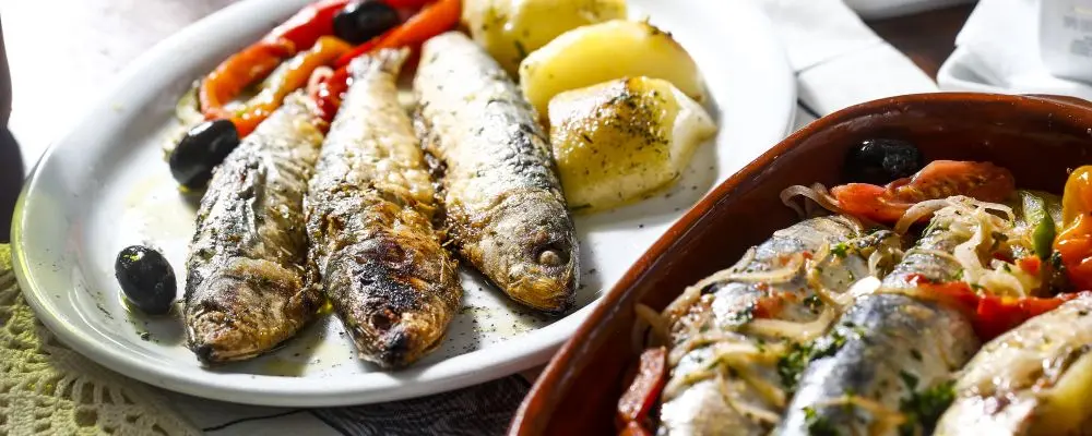 Está chegando a temporada de sardinha! Aprenda a receita de caldeirada