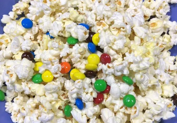 Pipoca salgada com confeitos de chocolate: você é contra ou a favor?