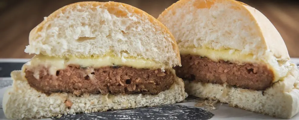 Provamos o hambúrguer vegetariano com sabor de carne e contamos como é