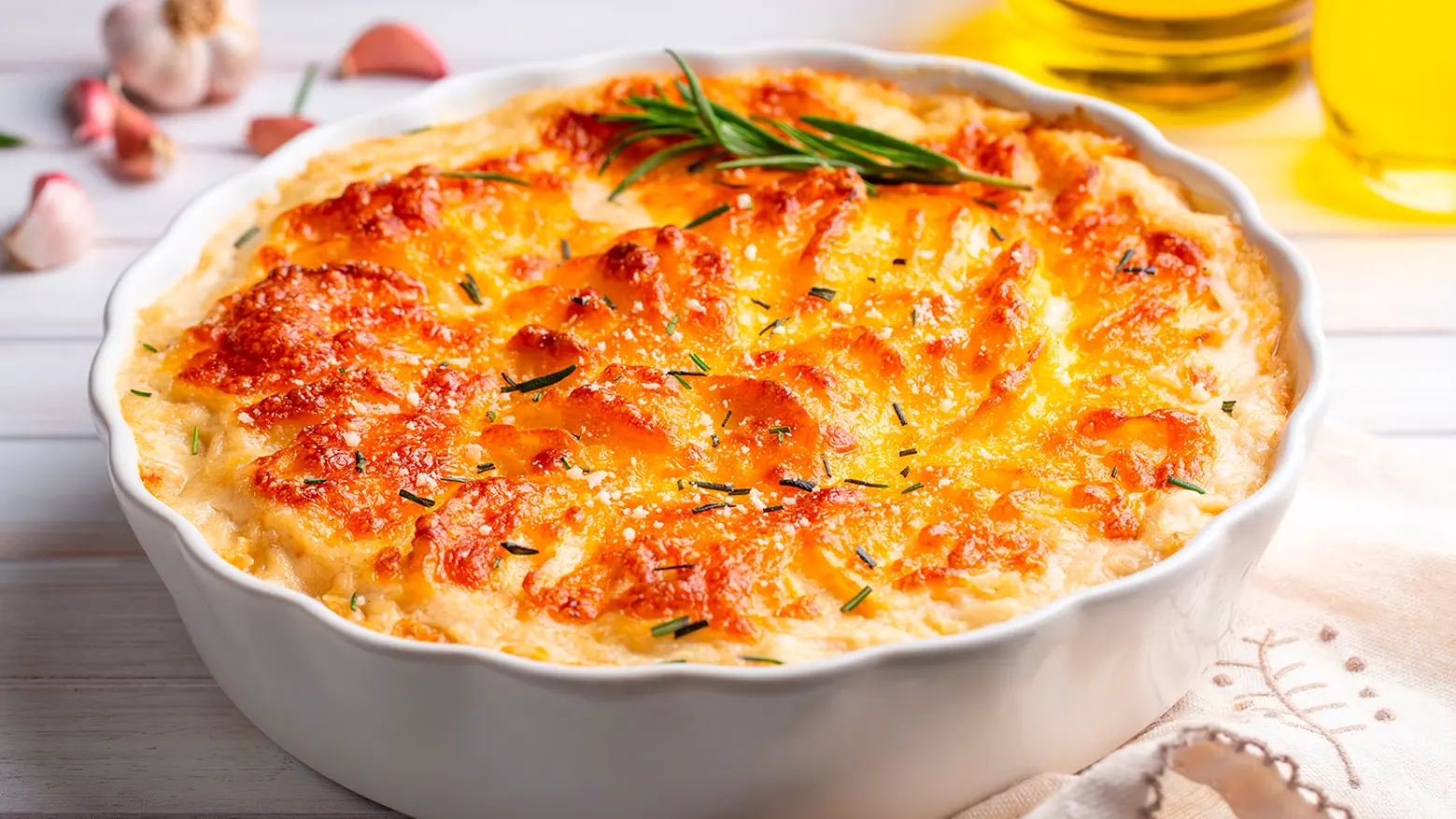 Como fazer batata de quatro queijos gratinada, acompanhamento delicioso e versátil