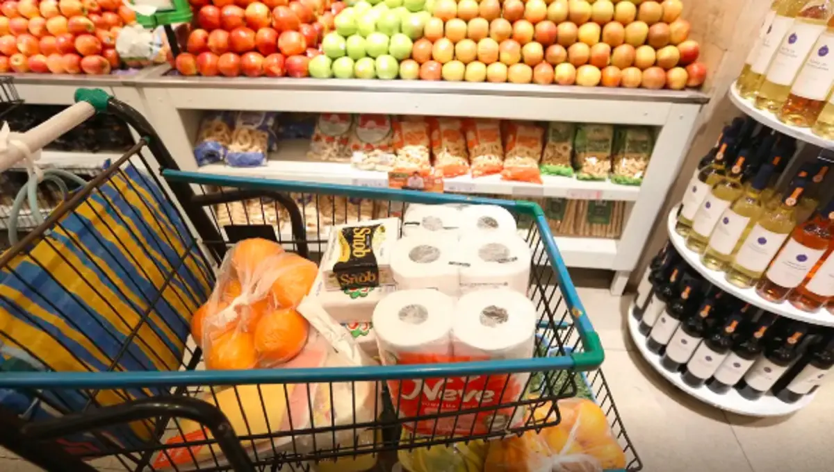 Prévia da inflação desacelera, mas preço dos alimentos segue pressionado, aponta IBGE