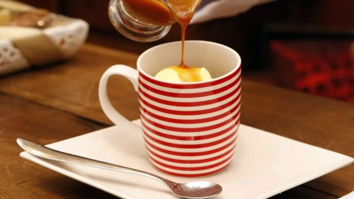 Veja como fazer bolo de caneca de banana com nozes