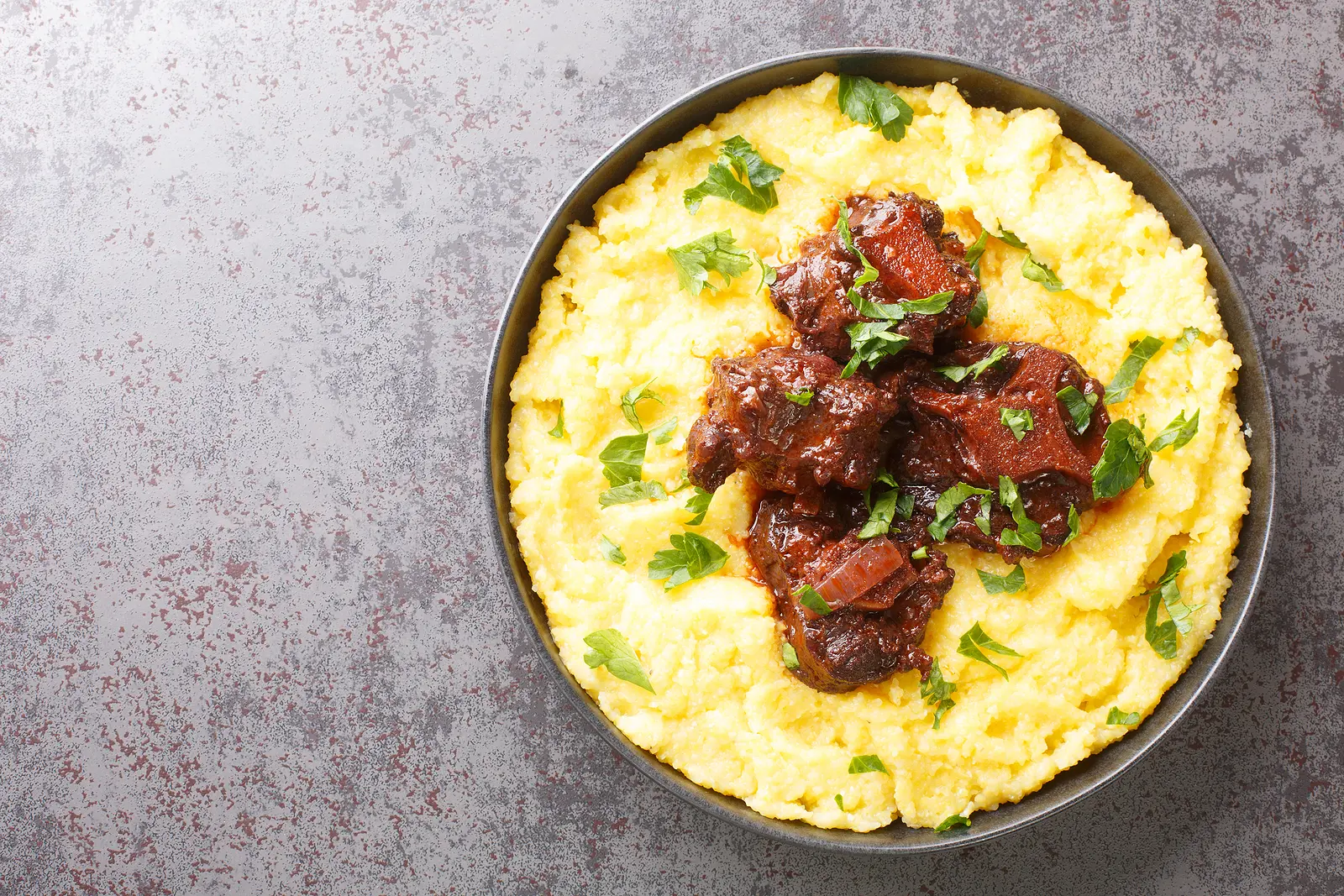 Como preparar ragu de rabada com polenta