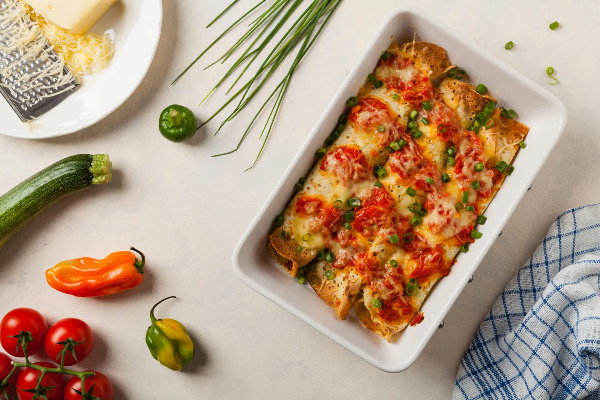 Panqueca de liquidificador com frango e molho de tomate fresco. Aprenda!