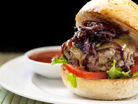 Como fazer cebola caramelizada, ideal para elevar o hambúrguer caseiro