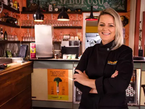 Limoeiro Casa de Comidas completa 15 anos como refúgio urbano de Curitiba