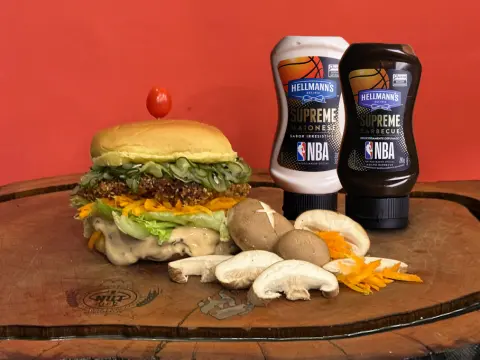 As opções de hambúrgueres de frango, vegetariano e vegano do CWBurguer Fest 2026