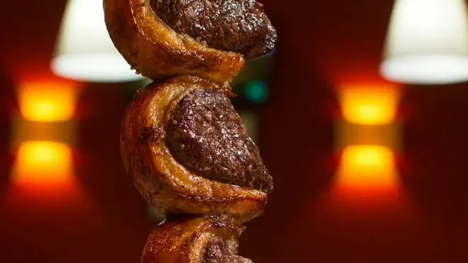 Fatiada e espetada em meia lua: a forma mais tradicional de preparar a picanha.