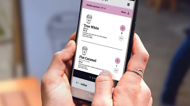 O uso da tecnologia faz parte da experiência do The Coffee. O cliente faz o pedido pelo tablet ou pelo aplicativo no próprio celular.