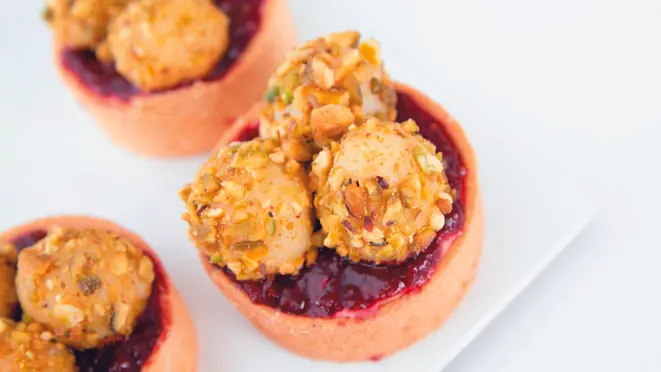 Os doces da Cake Door foram pensados para serem comidos com uma só mão, facilitando o consumo em trânsito. Esta é a minipie de pistache com framboesa (R$ 12,90), um dos sabores mais vendidos.