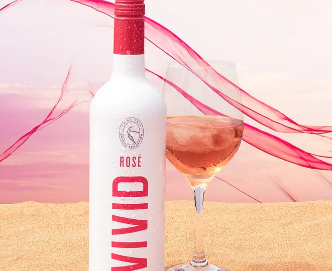 Rosé desenvolvido para o verão brasileiro. | Foto: Adriano Souza/Evino