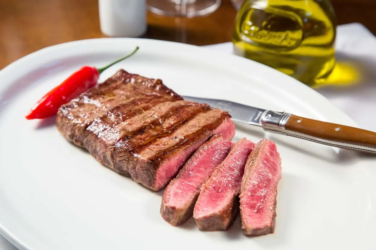 Top sirloin e flat iron: conheça esses e outros cortes de carne que estão em alta