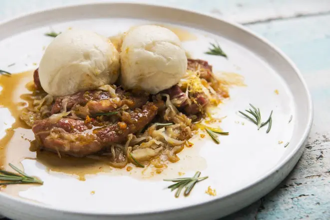 O prato é composto de um pãozinho fermentado cozido no vapor com carne suína e repolho. Foto: Letícia Akemi/Gazeta do Povo.