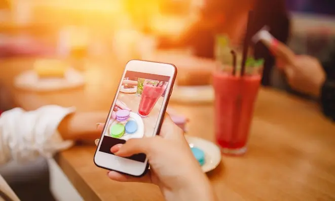 A própria natureza do Instagram, de ser uma rede social de imagens, a tornou uma vitrine potencial para vendas.
