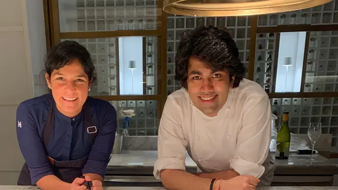 Manu Buffara e o chef Himanshu Saini, do restaurante indiano Tresind Studio.