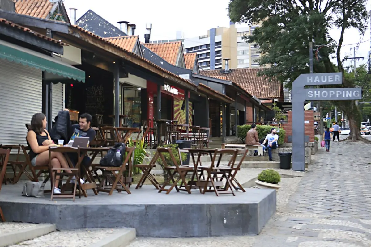 Bares e restaurantes de Curitiba passam a atender com 70% da capacidade