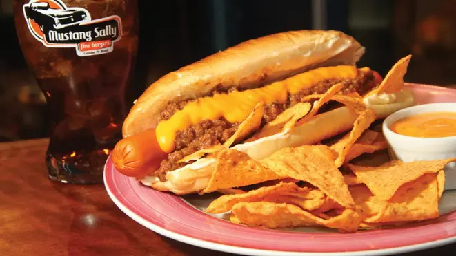 Hot-dog tex-mex leva chilli com carne e tortilhas de milho quebradas para dar crocância.