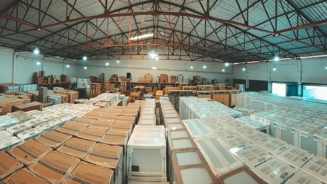 São mais de 5 mil opções de produtos em grandes quantidades, que são revendidas a mais de 5 mil clientes de norte a sul do Brasil.