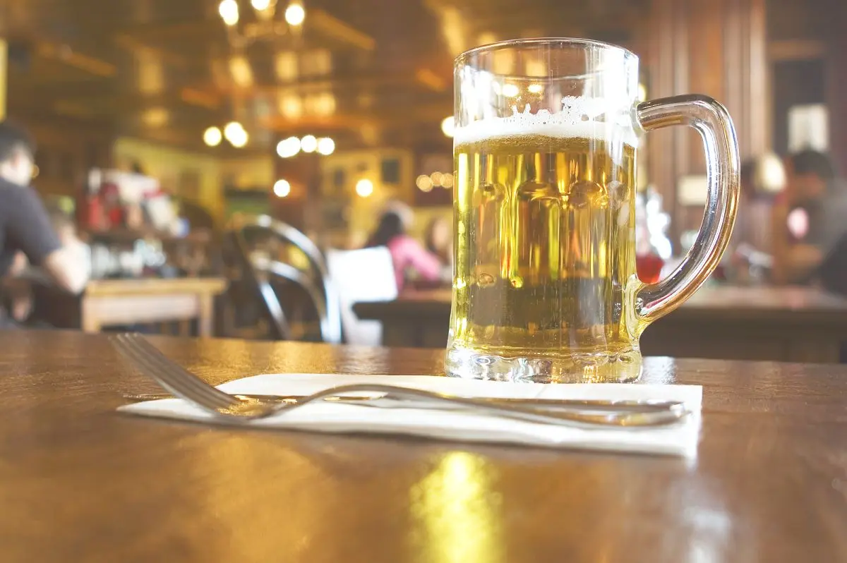Preço da cerveja fica até 10% mais caro em bares e restaurantes brasileiros
