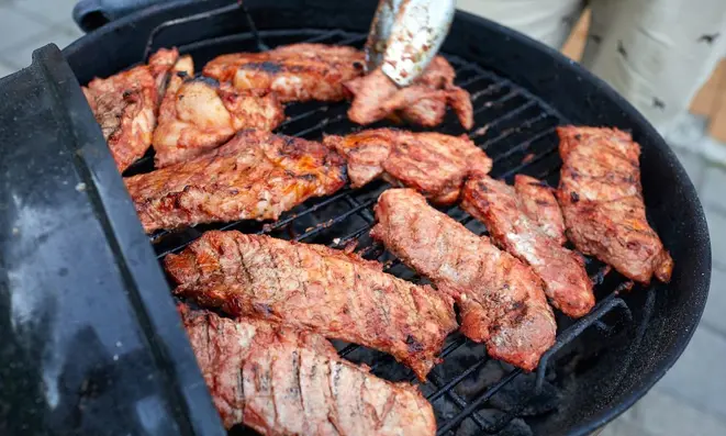 É preciso cuidar até mesmo dos materiais usados para acender o fogo, que podem influenciar no sabor da carne.