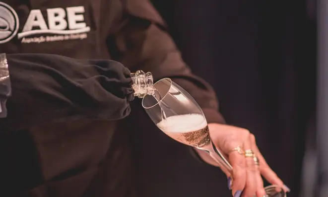 As bebidas são apresentadas "às cegas" aos avaliadores.