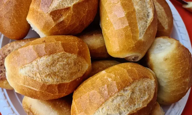 Francês que passa longe da França, o pão nosso de cada dia tem uma origem controversa, segundo os padeiros.