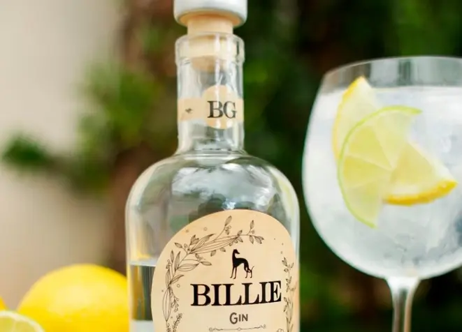 O Billie Gin é um London Dry artesanal, produzido em Curitiba.