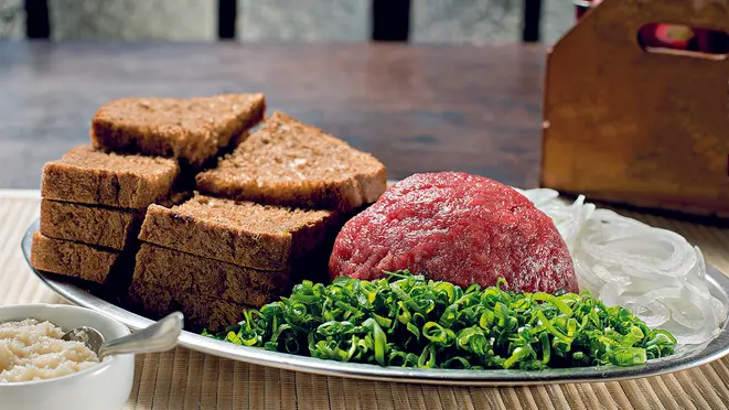 Prato tradicional de Curitiba, Carne de Onça também já apareceu em ranking do TasteAtlas. Na foto, preparo do Barbaran.