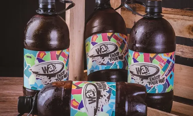 Cervejaria curitibana oferece um kit especial com rótulos da marca.