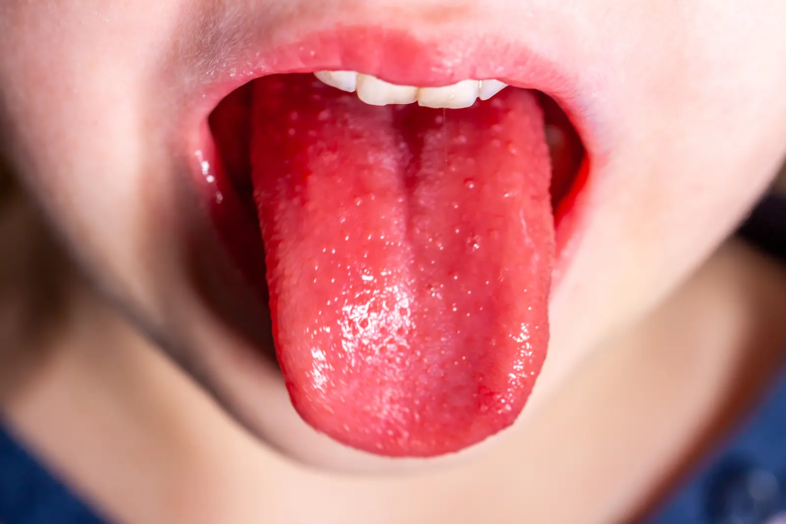 Conheça a televisão que permite sentir o sabor da comida com o toque da língua na tela