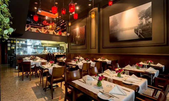 Restaurante Cosí, em São Paulo, já utiliza o tecido nas mesas e aventais dos colaboradores.